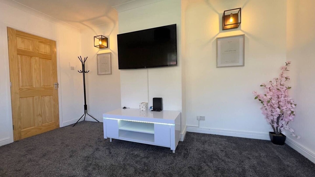Bolton House | Charming Haven House Right Next To Moss Bank Park