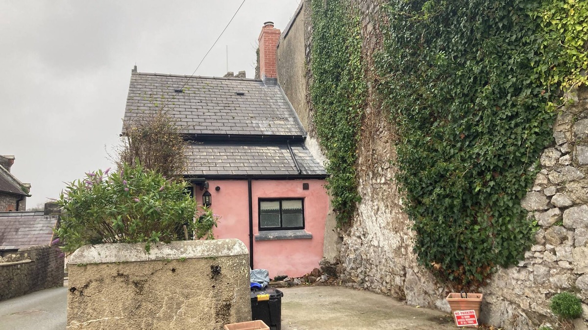 Pembroke Cottage | Charming Heritage Cottage , uniquely built to Town wall , views Pembroke castle