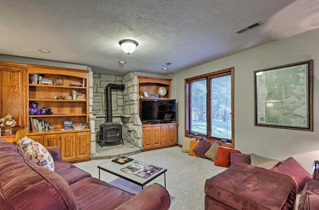 Manhattan Apartment | Charming Hideaway with Patio 3 Mi to Kansas State!