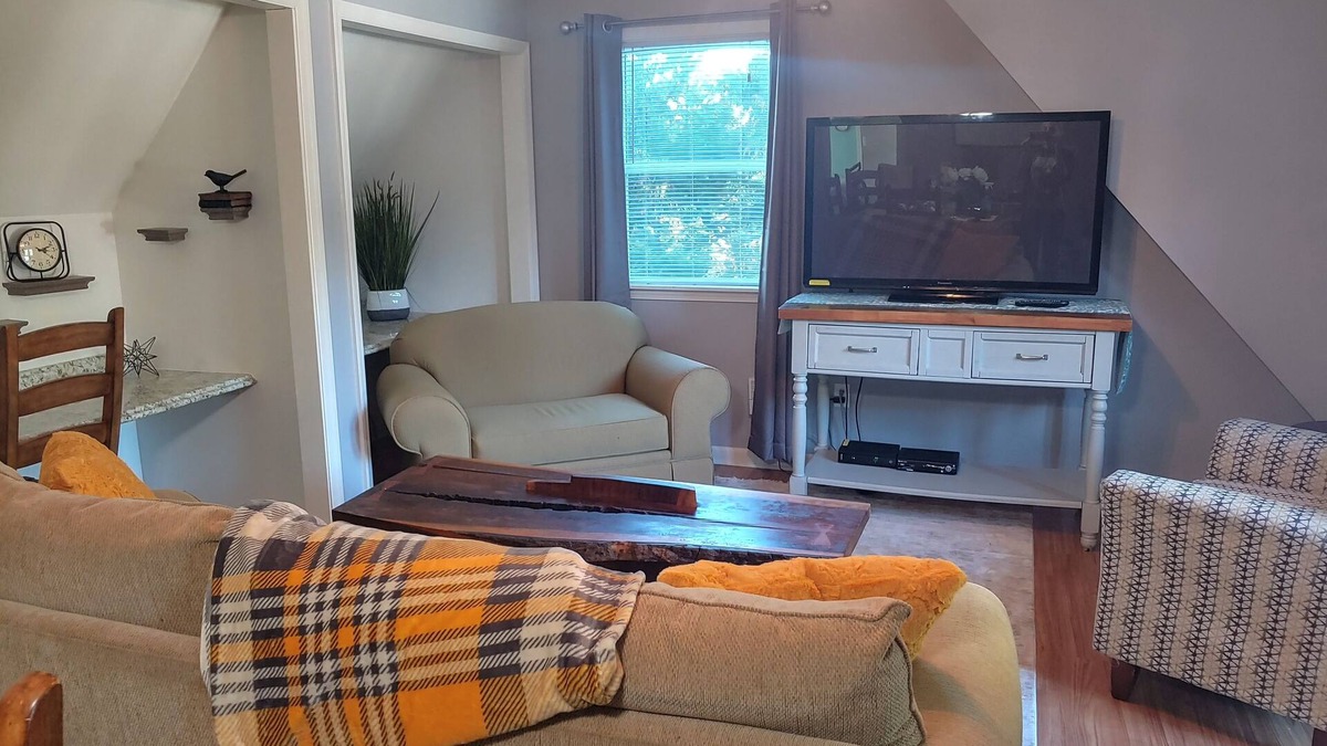 Belknap House | Charming Highlands Carriage House 2 beds/2bath nNO POOL