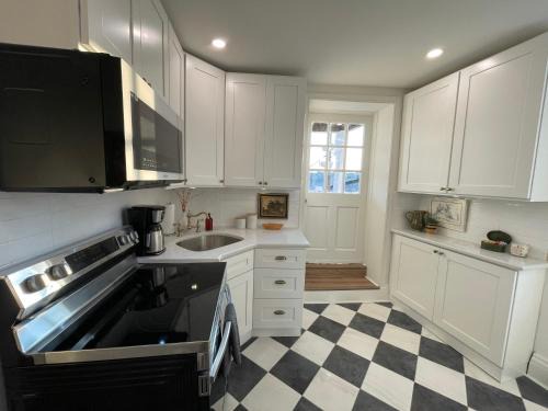 Manayunk Apartment | Charming Hillside Retreat in the Heart of Manayunk