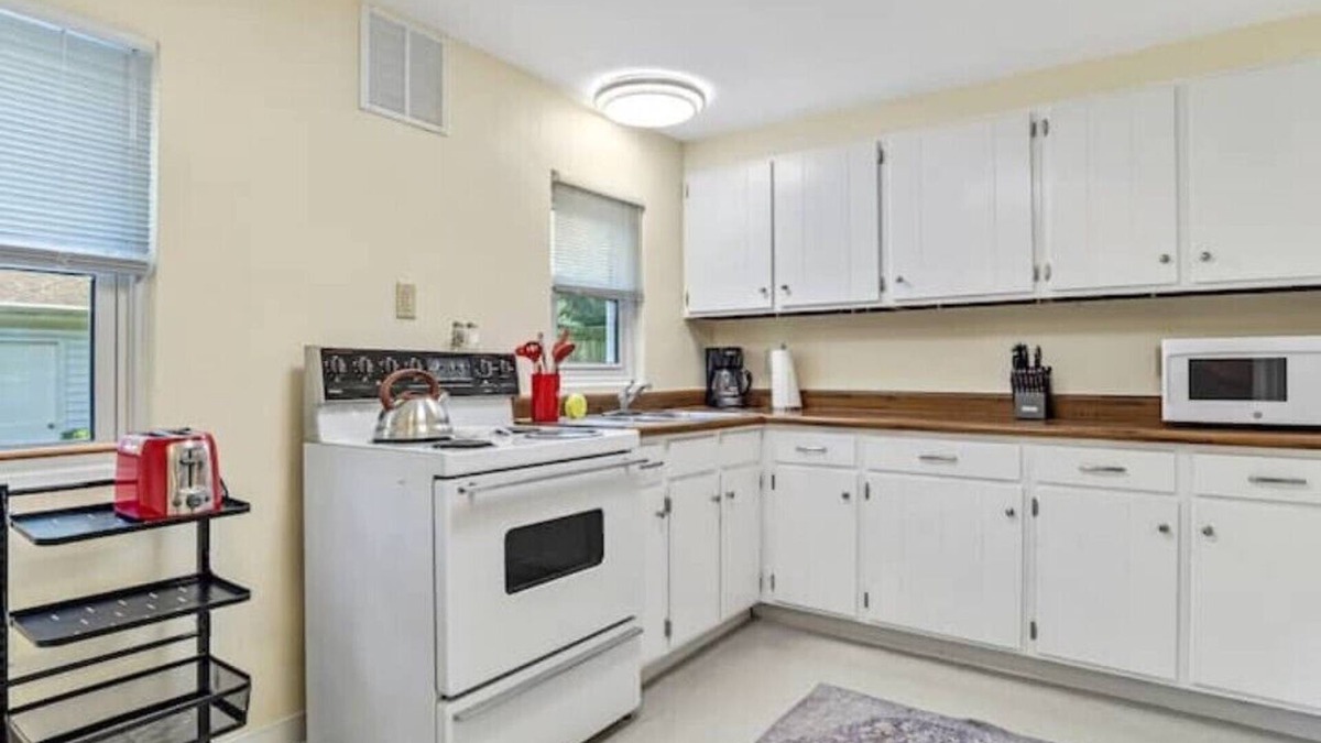 Alton House | Charming Hilltop Haven!