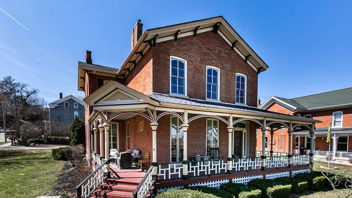 Dubuque House | Charming Historic 4 Bedroom with Hot Tub