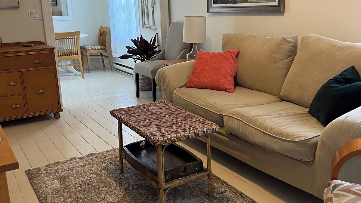 Cobourg House | Charming historic building mins walk to beach, downtown, train and amenities