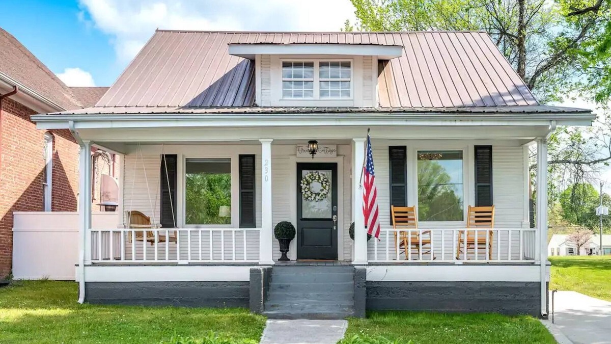 Dayton House | Charming Historic Cottage in Dayton Tennessee
