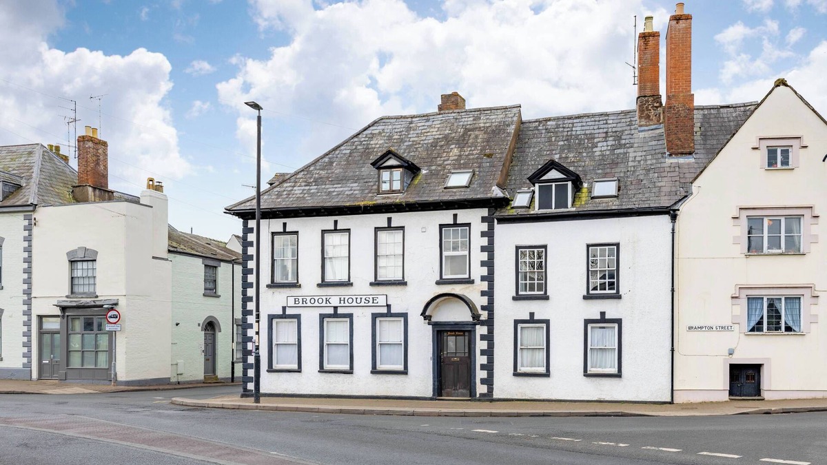 Ross-on-Wye Apartment | Charming Historic Stay | Cosy Flat with parking!