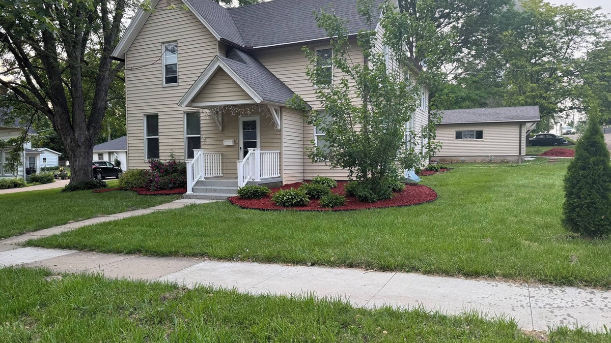 Fulton House | Charming Historic Home with 2 Queen Beds & Backyard in Fulton, IL