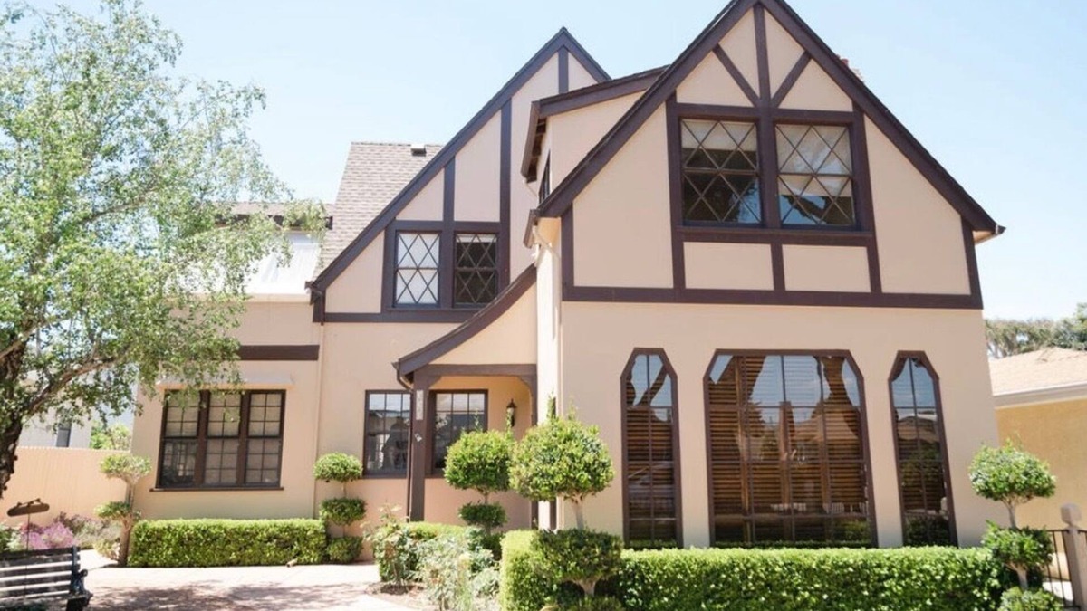 Lompoc House | Charming Historic Lompoc Home. Central Coast Wine Country, Pet Friendly