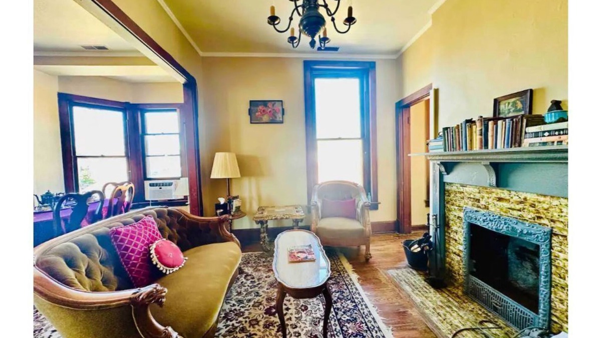 Mount Vernon House | Charming historic apartment turned antique store near the town square
