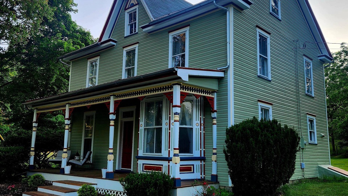 Brownsville House | Charming Historic Victorian 4 bedroom guesthouse in Rohrersville with WiFi, AC