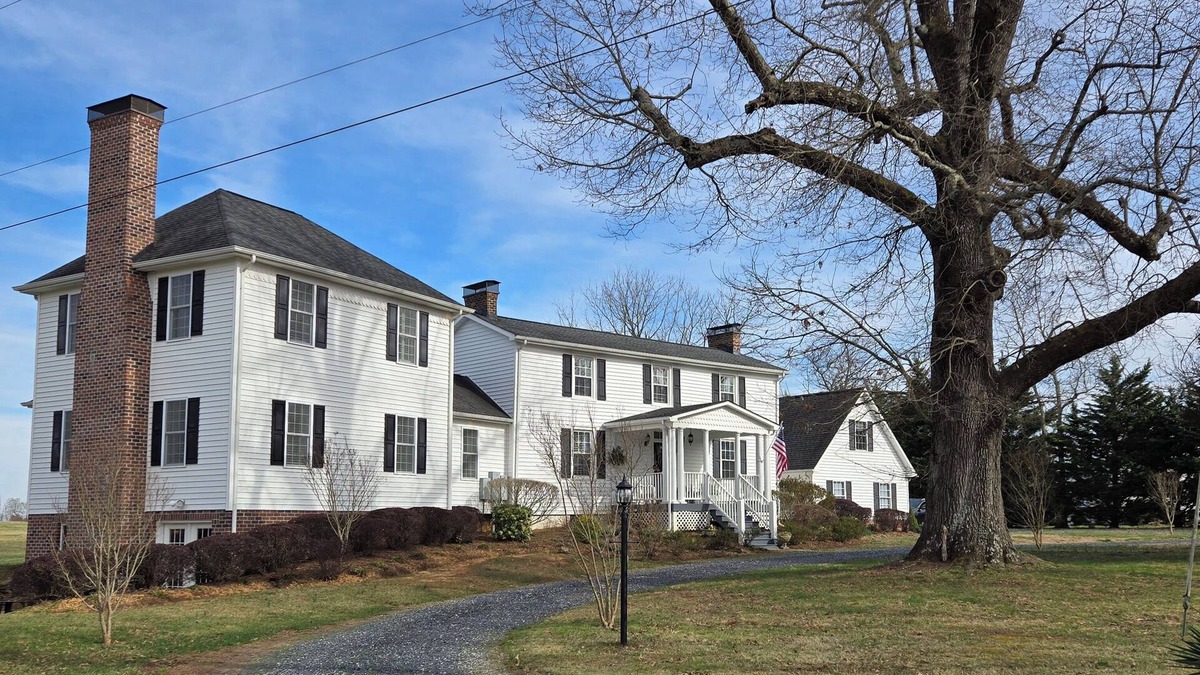Andersonville House | Charming historical home in the countryside of Dillwyn, near Farmville