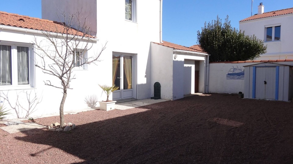 LʼAiguillon-sur-Mer House | Charming House Near Village Center, Beaches, and Sunlit Garden for 5 Guests