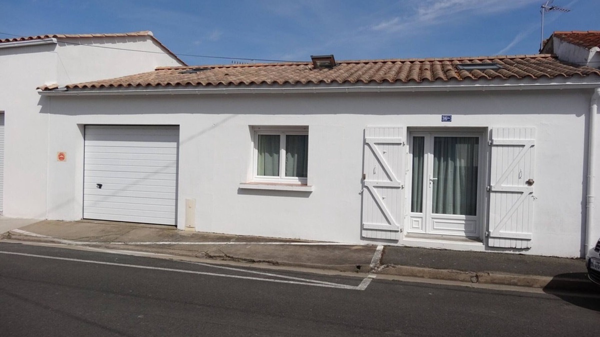 LʼAiguillon-sur-Mer House | Charming House Near Beach & Shops – Sunlit Getaway for 4