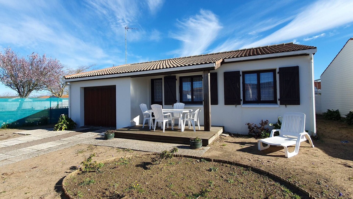 LʼAiguillon-sur-Mer House | Charming Home with Garden, Near Beach & Activities, Pet-Friendly!
