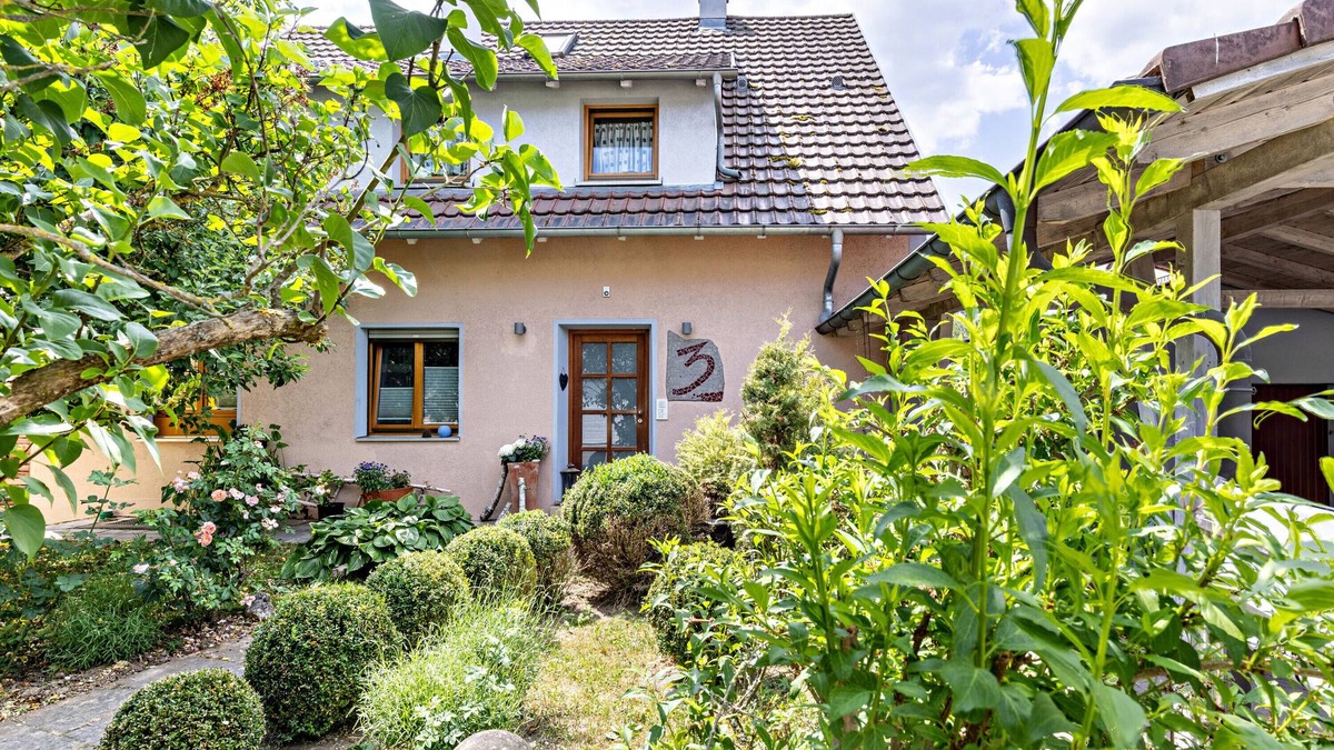 Tuebingen Apartment | Charming Holiday Apartment with Private Terrace and Wi-Fi