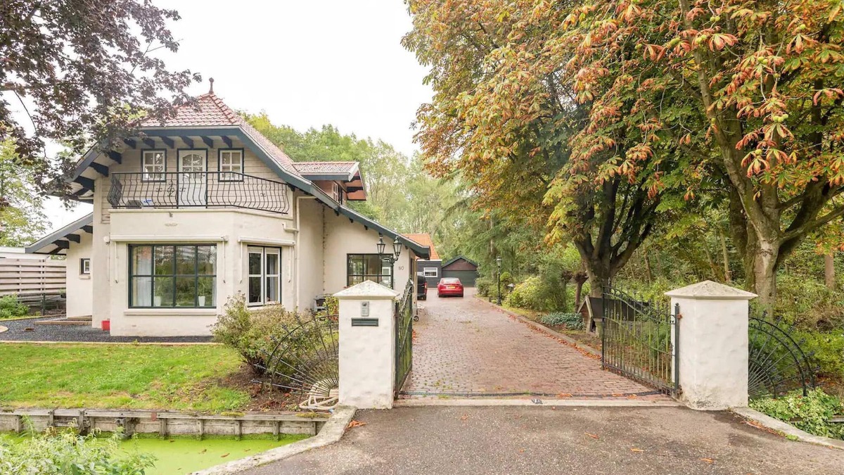 Ijsselmonde House | Charming holiday home in Poortugaal with garden