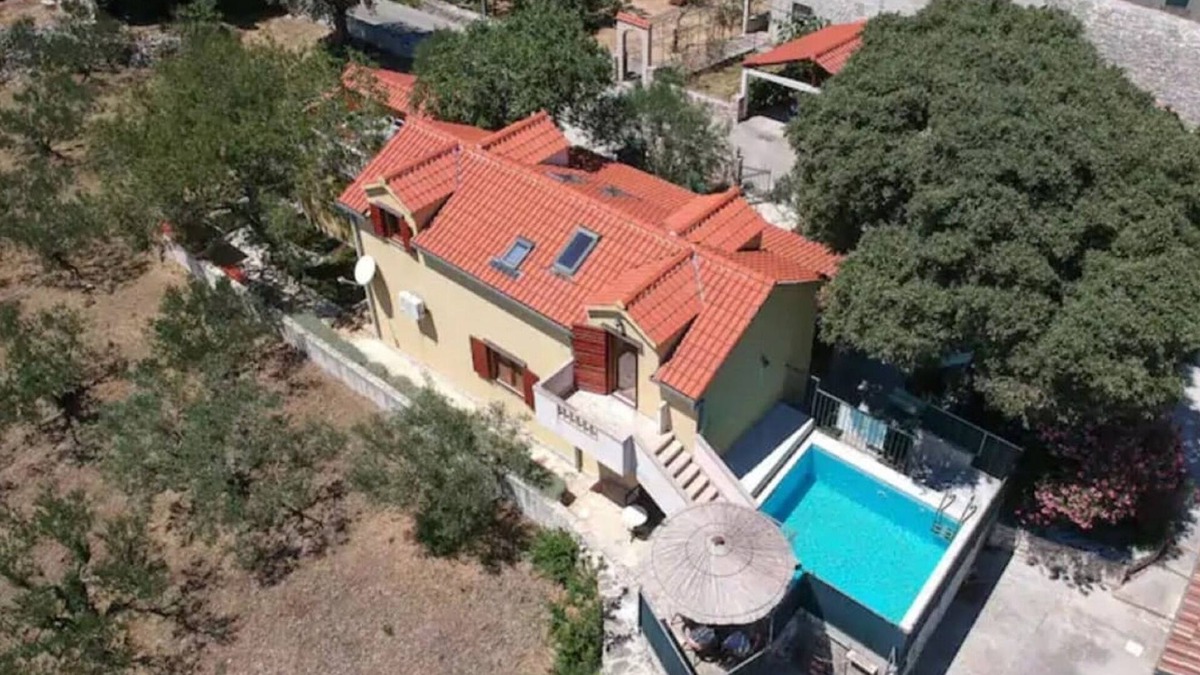 Dol House | Charming holiday home with private pool