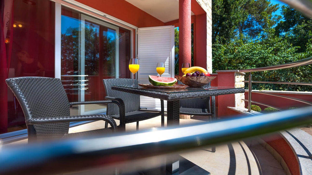Srima Villa | Charming holiday house, just 150 m meters from the pebble beach