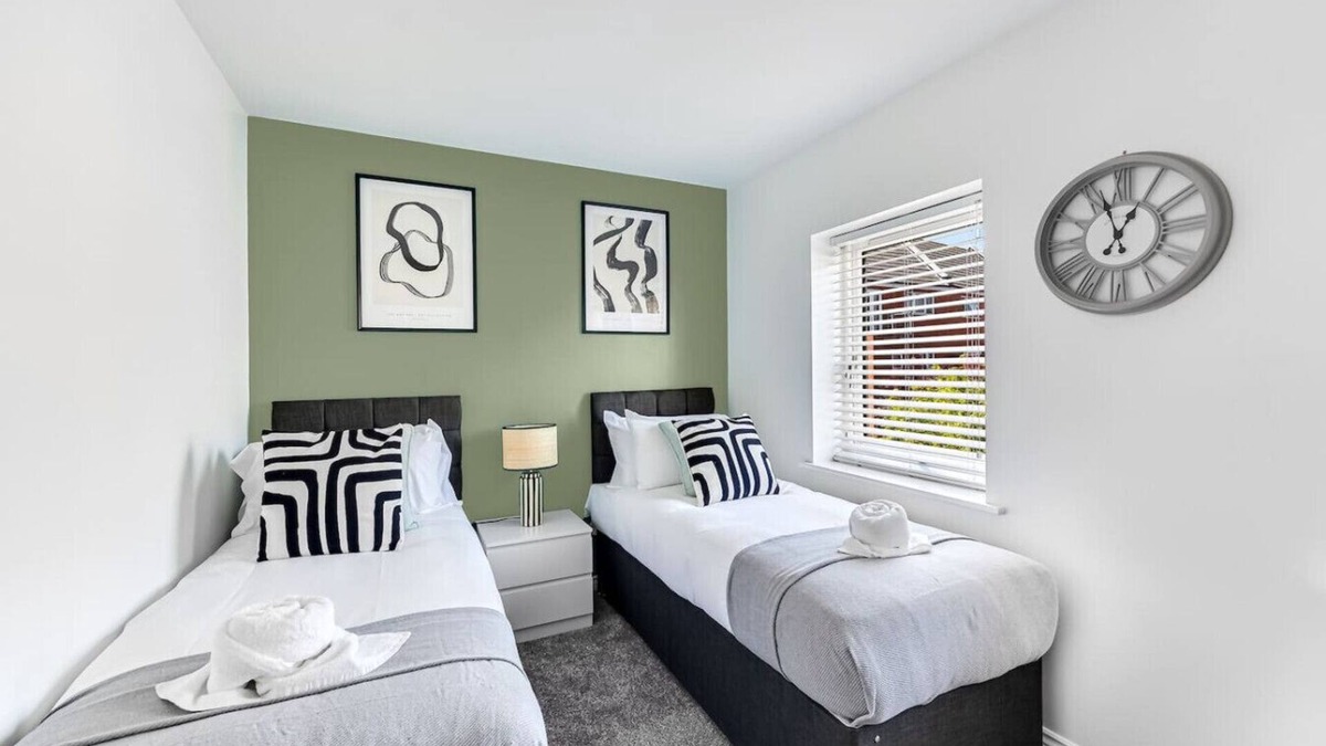 Milton Keynes House | Charming Home Driveway Parking Wifi SmartTV