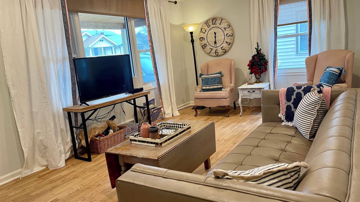 Topeka House | Charming Home ~ Expo-Centre ~ Near City Center ~ Fenced Yard