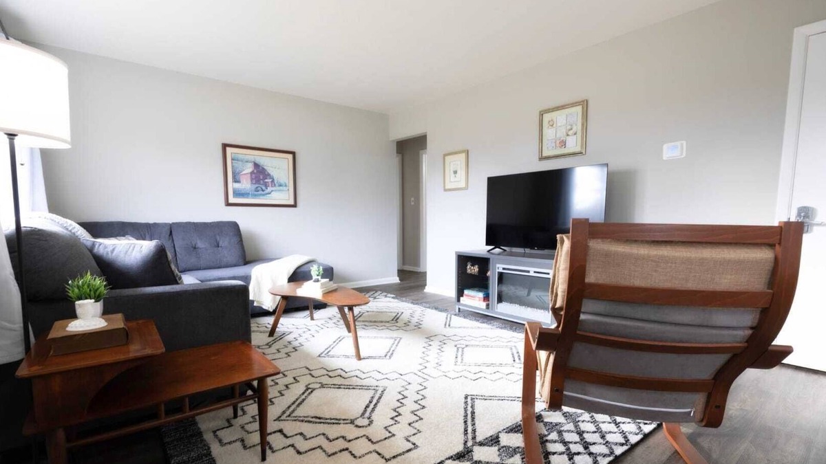 Berea House | Charming Home in Berea | Private Garage| Smart TV