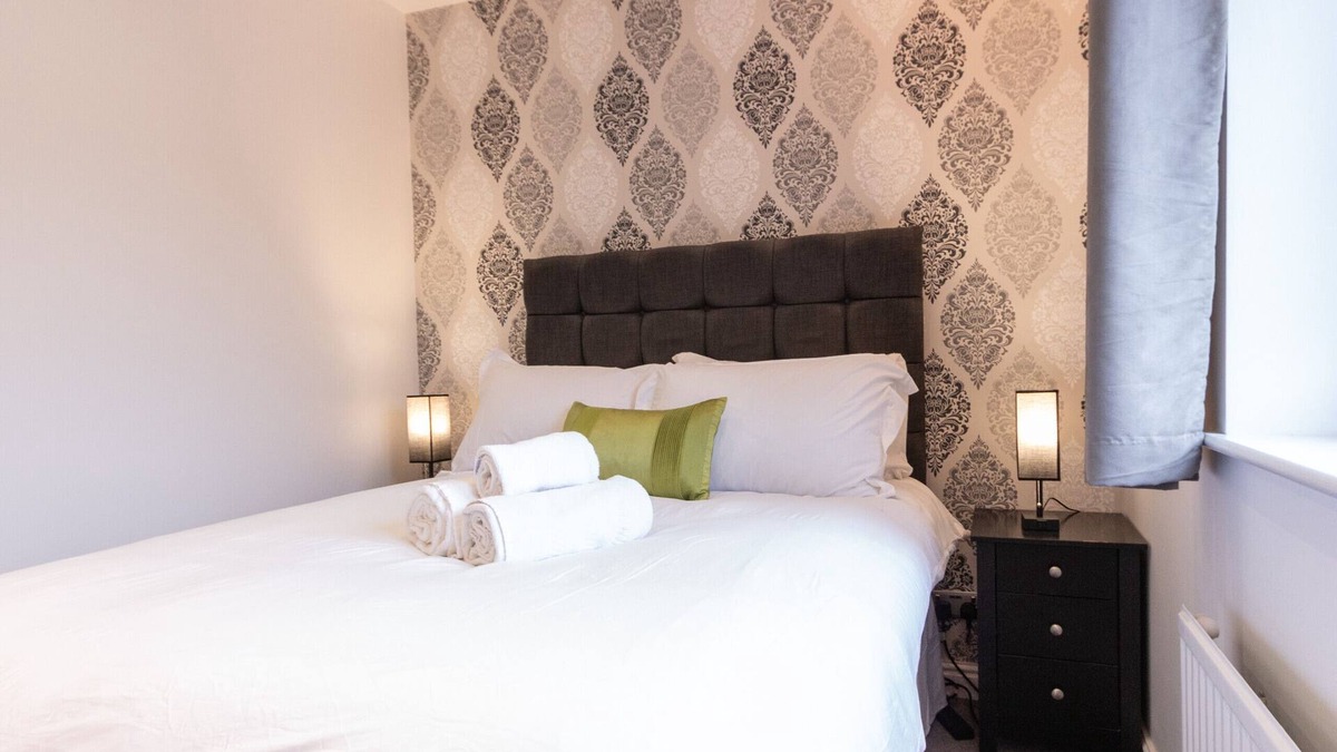 Bromsgrove House | Charming Home in Bromsgrove: Perfect for Groups