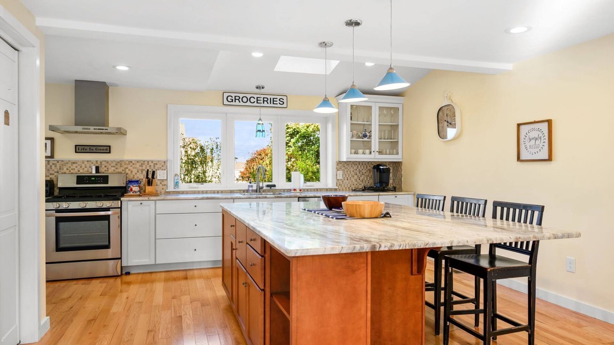 Sandwich House | Charming home in the seaside village of Town Neck with Central AC