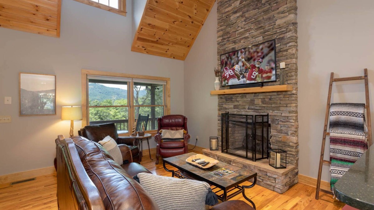 Apple Ridge Cabin | Charming Home near Downtown