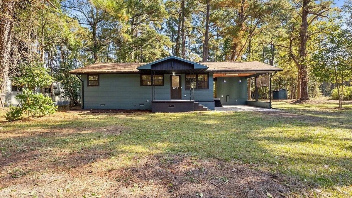 Burgaw House | Charming Home on 1 Acre – Close to Shopping and Dining