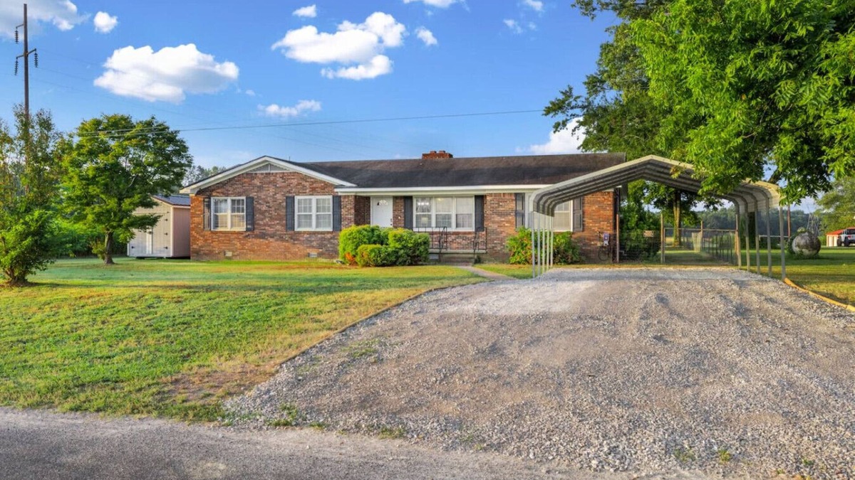 Henning House | Charming Home on 1 Acre w/Game Room, WIFI, AC, EV!
