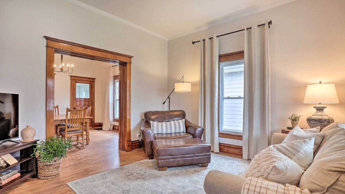 Waverly House | Charming Home w/ Porch Near Wartburg College!