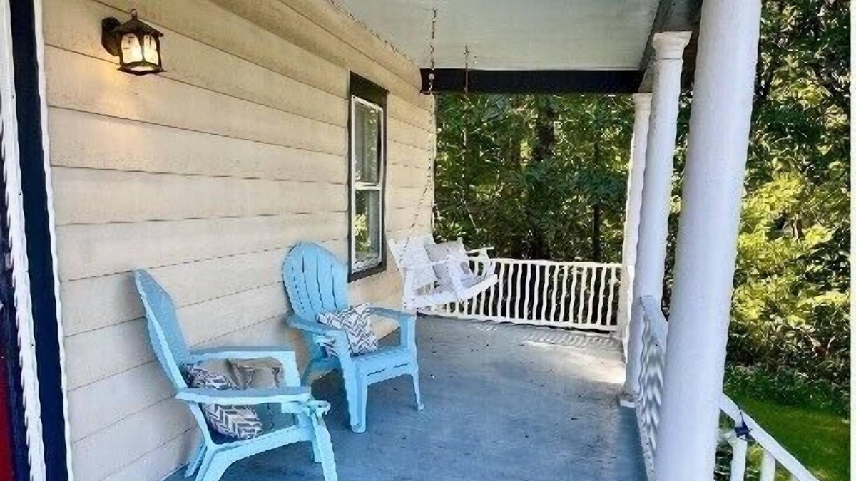 Saugerties South House | Charming home walking distance to town! AC , WIFi, Children and Pets welcome!