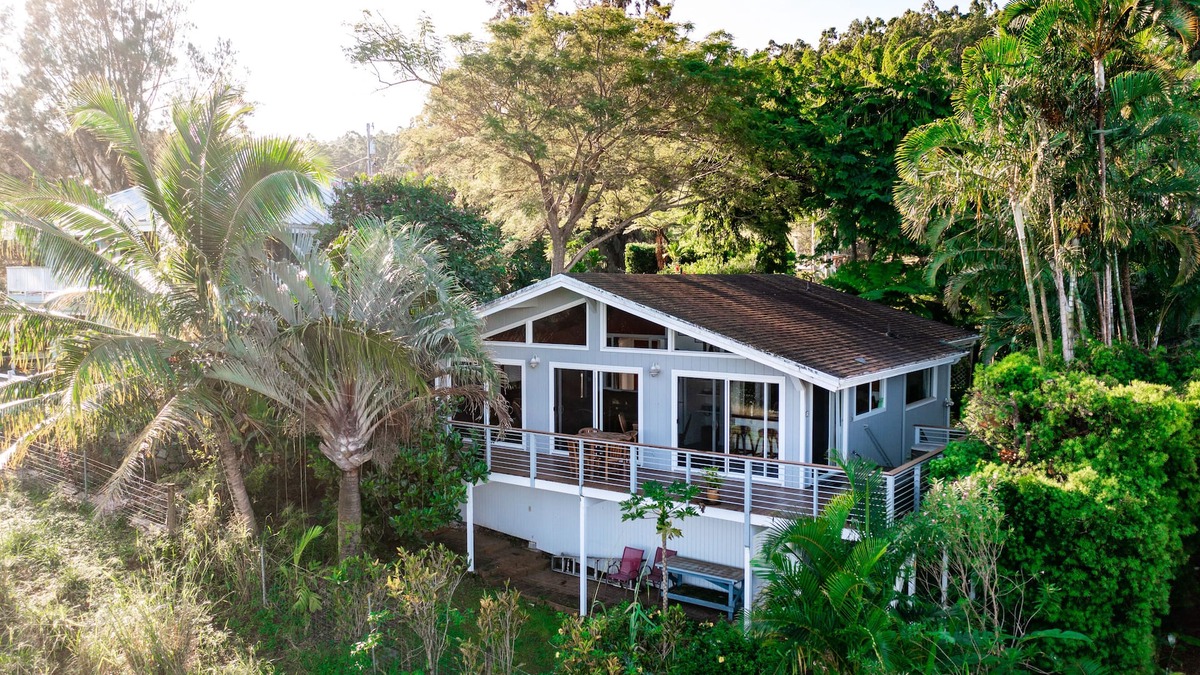 Kukuihaele House | Charming home with balcony, washer/dryer & free WiFi – stunning ocean views
