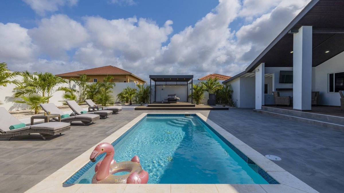 Washington Villa | Charming home with Big Outdoors & Pool in Noord