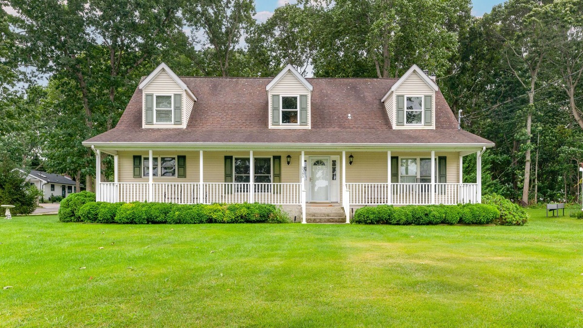 Southold House | Charming home with fireplace, kayaks, patio, fast WiFi, & washer/dryer-dogs ok