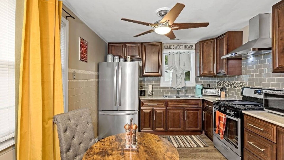 East Hazel Crest House | Charming Home with Hot Tub and Private Yard. RELAX and be at PEACE
