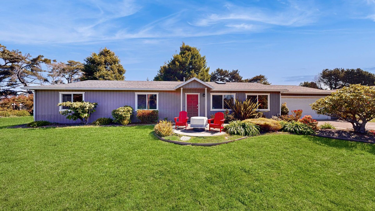 Cleone House | Charming Home with Ping-Pong and Free WiFi - Short Walk to Parks and Shops