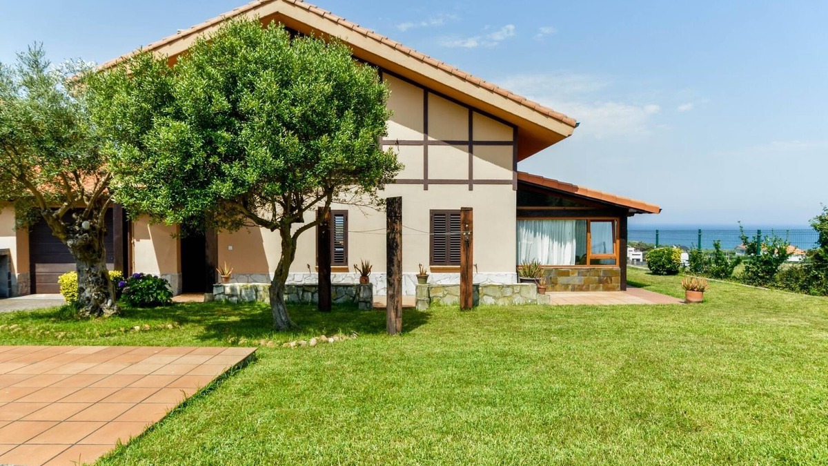 Cabo de Ajo Villa | Charming home with spectacular views