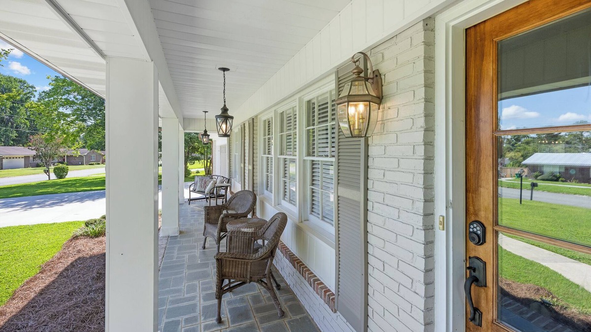 Valdosta House | Charming Home with Sunroom, King Bed, TV's & Playground