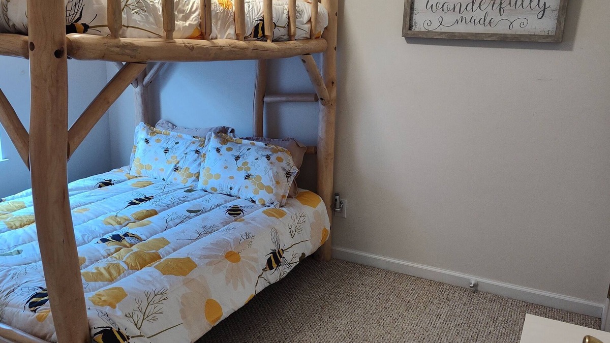 Tallassee House | Charming Honey Bee Cottage 3BR 2 Bath home with WiFi and AC in lovely Tallassee