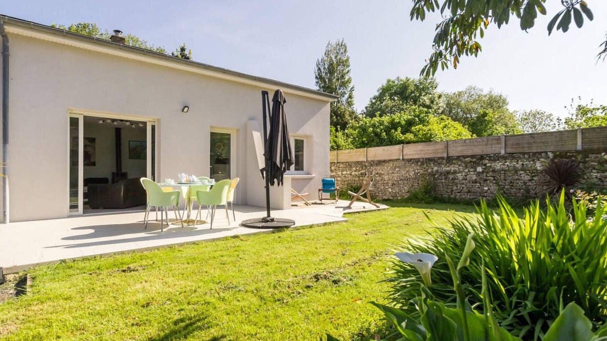 Regnezville-sur-Mer Cottage | Charming house with enclosed garden near beaches, pets allowed, WiFi