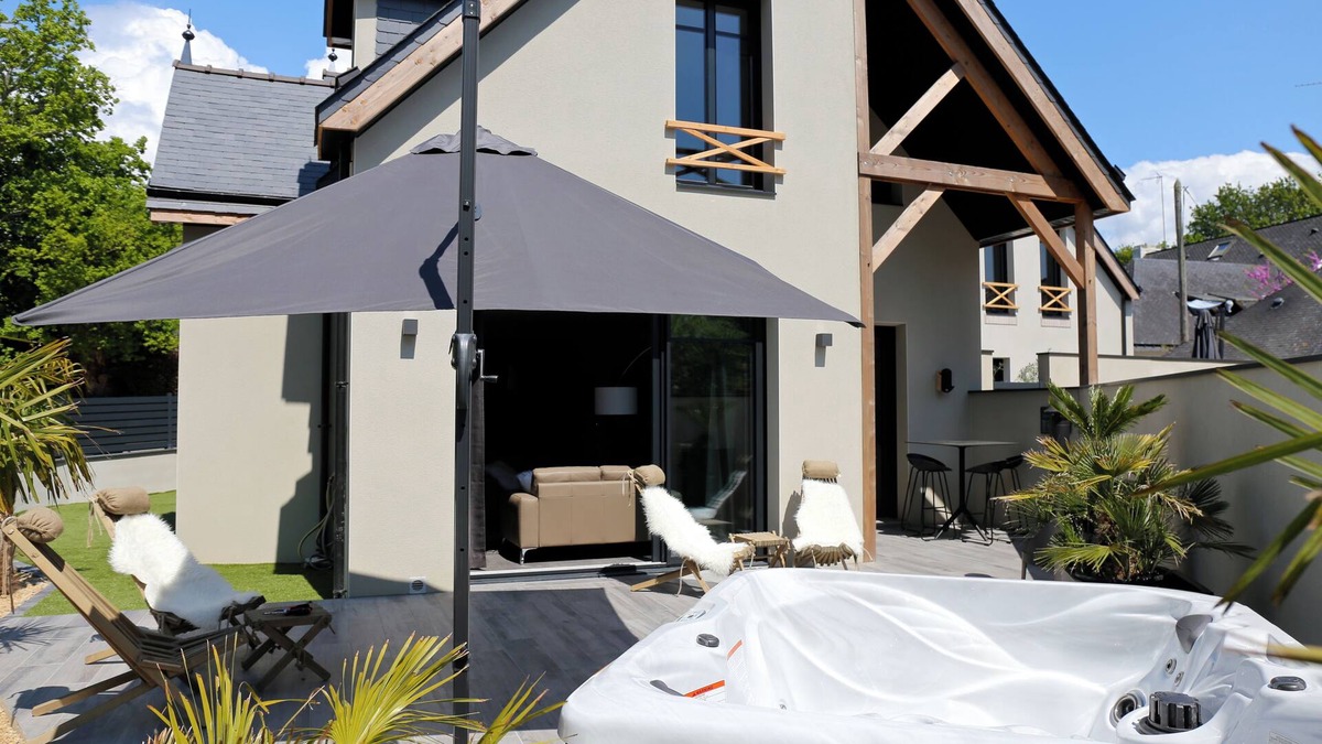 Arradon House | Charming house 400m from the sea and shops - Garden, Jacuzzi & Stove