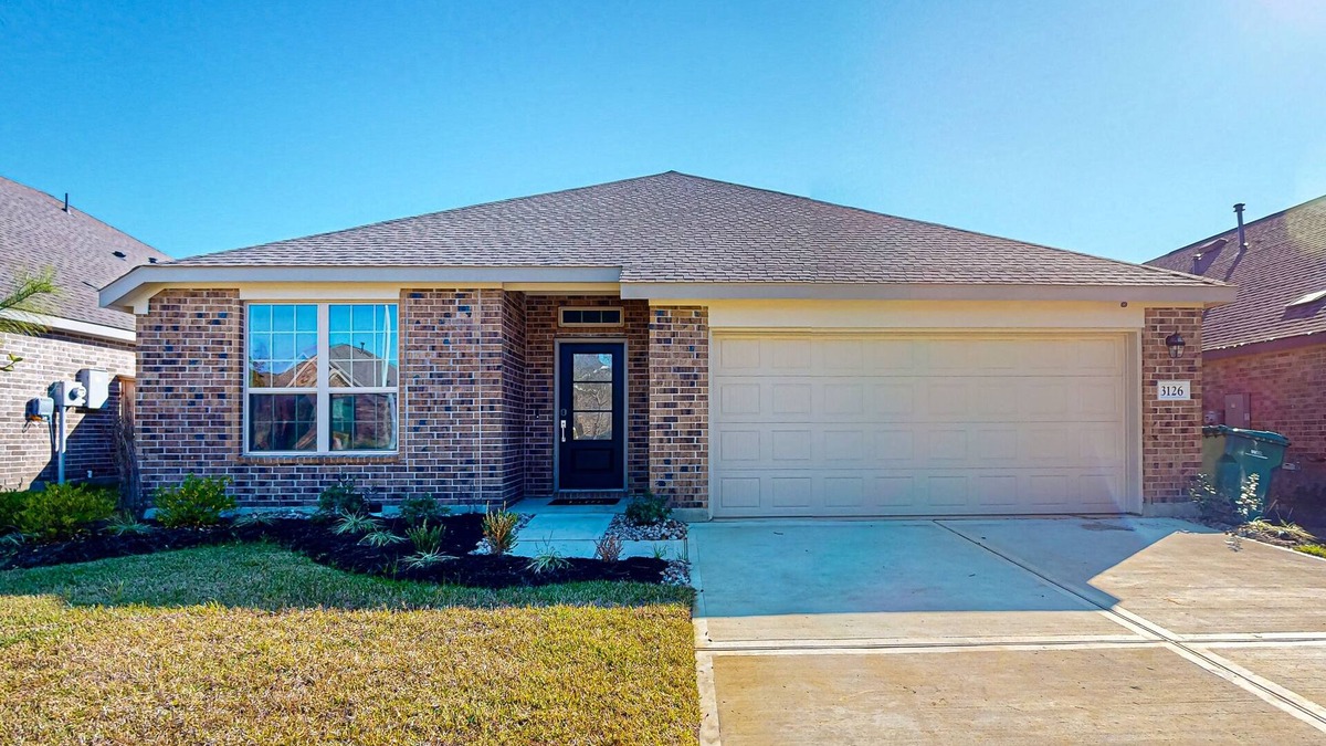Conroe House | Charming house close to Lake Conroe with full kitchen, backyard & fitness room