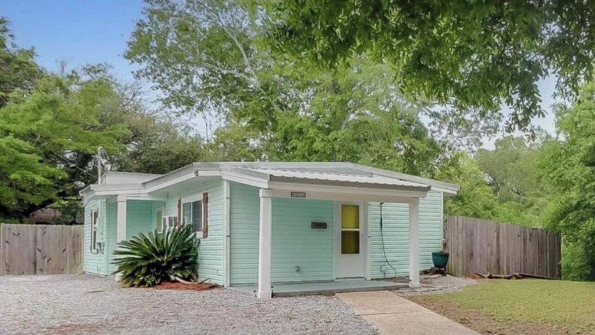 Gulfport House | Charming House cottage, a Walk to the beach