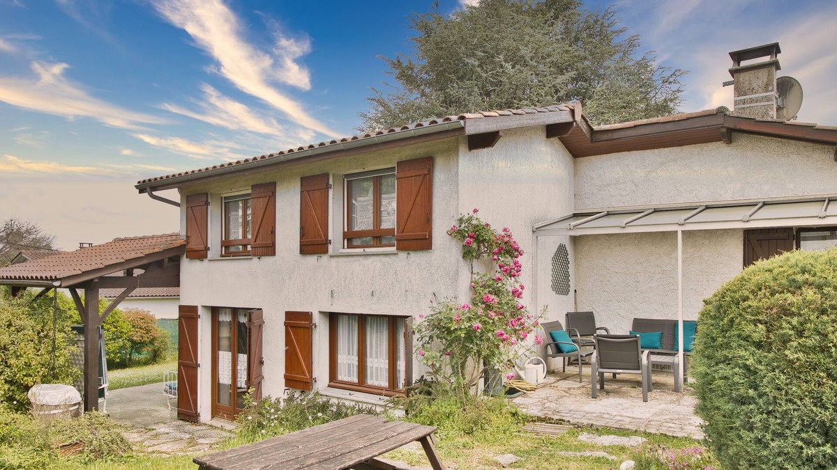 La Roche-Chalais House | Charming House with Large Garden – Perfect for Families, Near Pool, Tennis & Nature