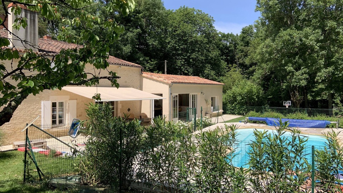 Xanton House | Charming house, swimming pool, countryside, halfway between La Rochelle and Puy-du-Fou