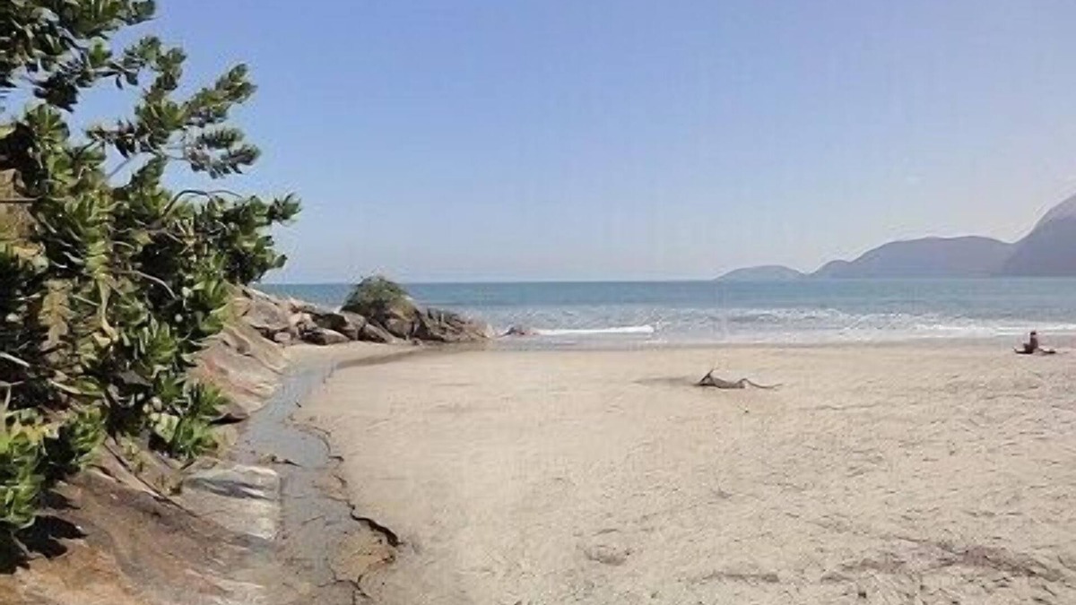 Barequecaba House | Charming house of architect, 80 meters from the beach, within Condominium.