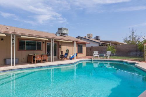 Tempe House | Charming House Pool Near Kiwanis Park Freeways