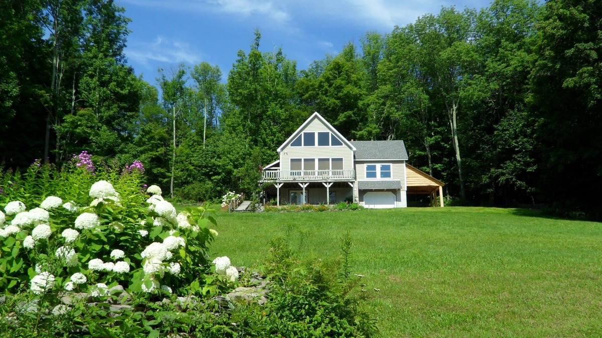 Roscoe House | Charming House Secluded in a 60-Acre Parcel with View
