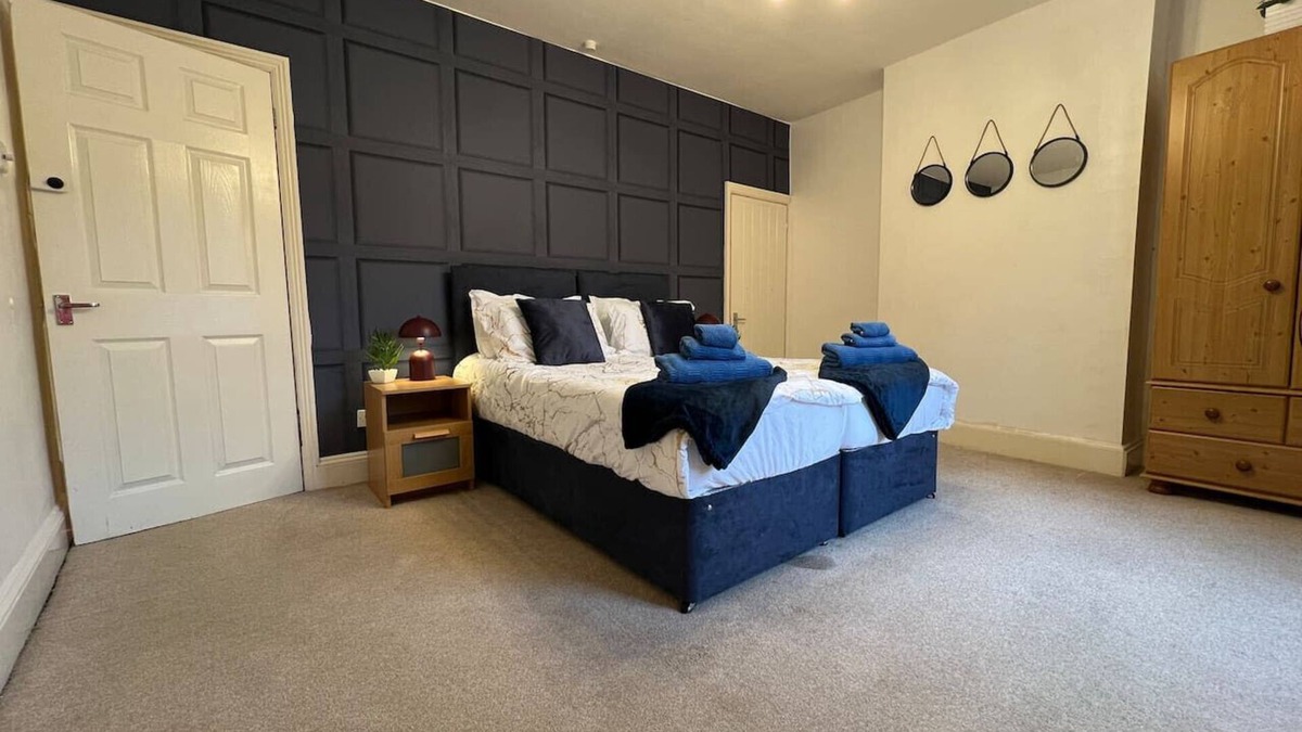 Rugby House | Charming House Sleeps 6 Free Parking Fast WiFi Smart TV